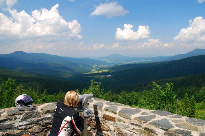 Blick von der Hindenburgkanzel (an der Passstraße zum Großen Arber) in unser Tal des "Weißen Regen"